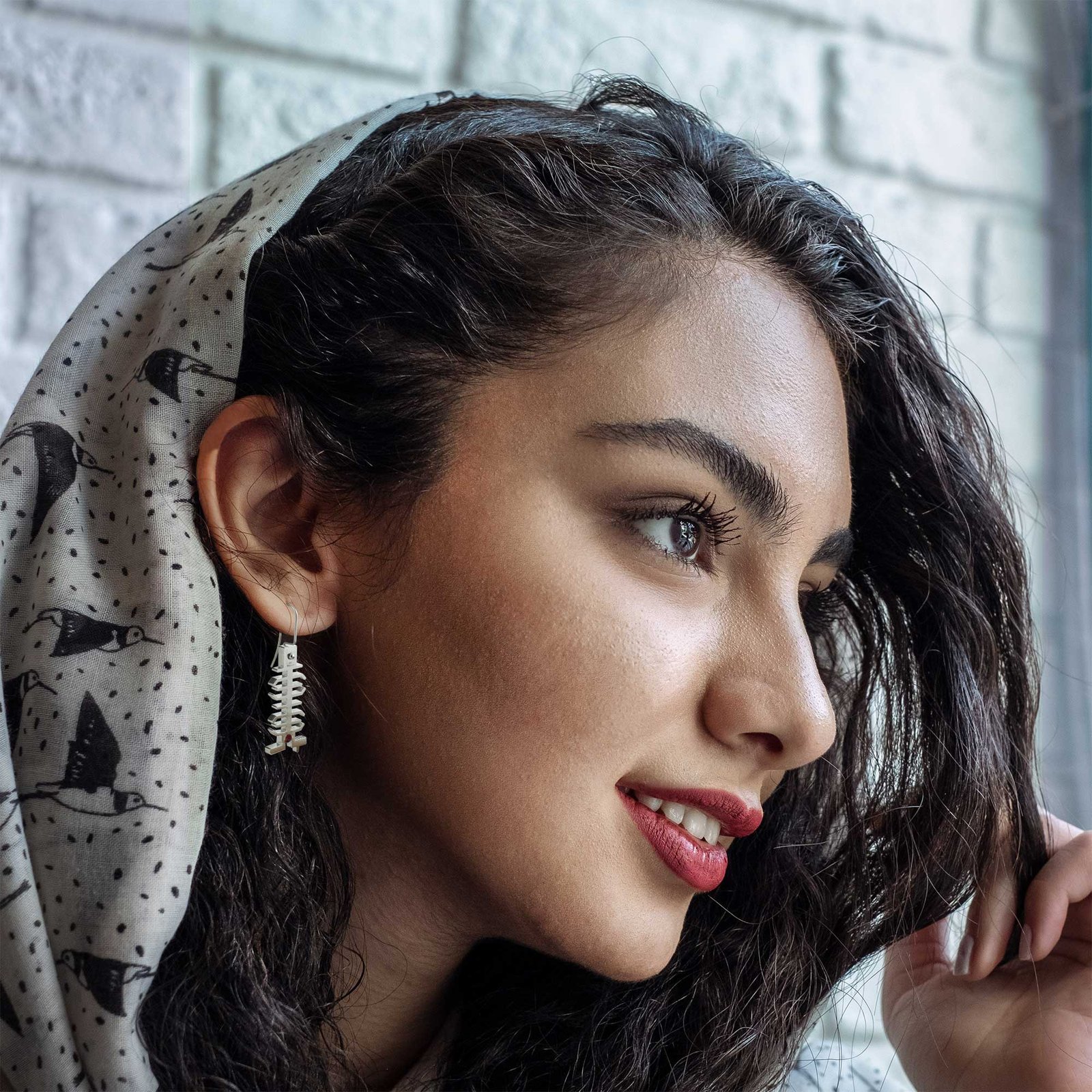 Hook-Earring-computer-jewelry-ragazza-granato